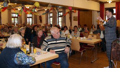 Bild: lep
Zauberer Marius Koslowski begeistere beim Seniorenfasching im Pfarrheim die fast 100 Gäste.