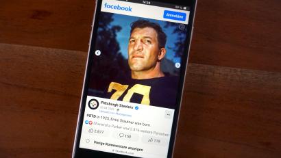 Bild: Julian Trager
Der Mann mit der 70: Die Pittsburgh Steelers ehren Ernie Stautner auf Facebook. Der gebürtige Oberpfälzer ist einer der bedeutendsten Spieler des Footballteams. Seine Trikotnummer wird da nicht mehr vergeben.