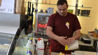 Archivbild: prbr
Riccardo Neitz, Besitzer der „Gelateria La Strada“ in Tirschenreuth, bereitet ein Spaghettieis zu. Die Eisdiele darf künftig statt bis 22 Uhr sogar bis 4 Uhr geöffnet haben.