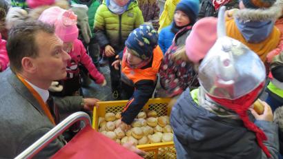 Bild: adj
Für die Kinder des Kindergartens "Arche Noah" gibt es süße Krapfen.