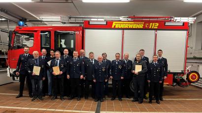 Bild: Feuerwehr Waldershof/exb
Wahlen und Ehrungen bei der Feuerwehr Waldershof: rechts Kommandant Lukas Neubauer, Zweiter von rechts Vorsitzender Florian Kops, links stellvertretender Kommandant Fabian Totzauer, Sechster von rechts stellvertretender Vorsitzender Dieter Schöffel.