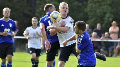 Bild: Hubert Ziegler
Der FC Edelsfeld (blaue Trikots, im Spiel gegen den 1. FC Neukirchen) wird die Restrunde in der Kreisliga Süd am 17. März eröffnen. Zu einem Nachholspiel gastiert dann der SV Hahnbach II.