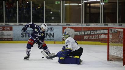 Bild: Werner Moller
Blue-Devils-Stürmer Tomas Rubes scheitert in dieser Szene am Lindauer Goalie Tommi Steffen.