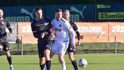 Bild: dme
Lukas Dotzler (weißes Trikot) zuletzt beim Testspiel gegen die DJK Gebenbach. Der Amberger ist bei der DJK Vilzing bestens aufgenommen worden.