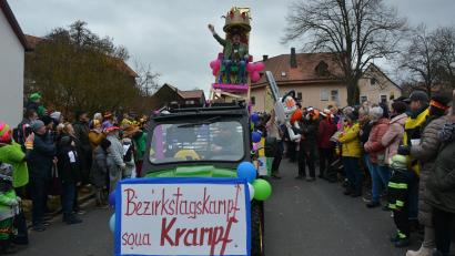 Archivbild: jr
"Bezirkstagskampf, soua Krampf", hieß es beim Münchenreuther Faschingszug 2023 zu den Querelen in der Kreis-CSU. Dargestellt wurde, wie am Stuhl vom Bezirksrat Toni Dutz gesägt wurde. Auch 2024 wird der Schlüsselclub mit einigen politischen Themen auftrumpfen.