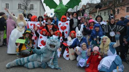Bild: jr
Beeindruckend auch in diesem Jahr wieder: die Gruppe "Gaudipower" des Vereins Mitterteicher Gaudiwurm. "Alice im Wunderland" lautet das Thema - sogar einen großen Drachen hat die Truppe angefertigt.
