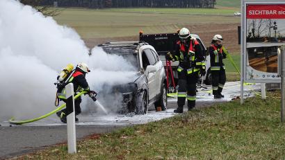 Bild: ll
Ein Pkw brannte am Samstag, 10. Februar, auf dem Parkplatz der B 470 am Fuße des Pinzigbergs in der Nähe der Ortschaft Reichenbach (Stadt Auerbach) weitgehend aus.