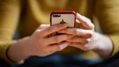 Symbolbild: Fabian Sommer/dpa
Einer falschen SMS-Nachricht ist eine Frau aus Neunburg aufgesessen. Sie hat dadurch fast 5000 Euro verloren.