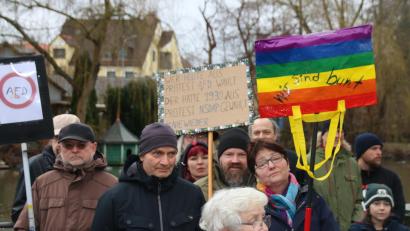 Bild: sne
Viele Menschen sind zur Demonstration in Grafenwöhr mit selbstgebastelten Schildern gekommen.