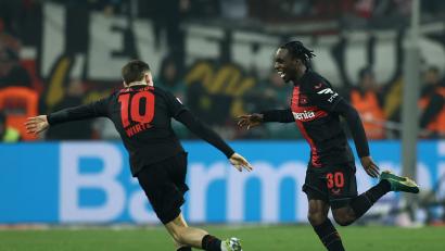 Bild: Rolf Vennenbernd
Jeremie Frimpong (rechts) jubelt mit Florian Wirtz über das Tor zum 3:0.Bayer besiegte Bayern mit diesem Ergebnis.