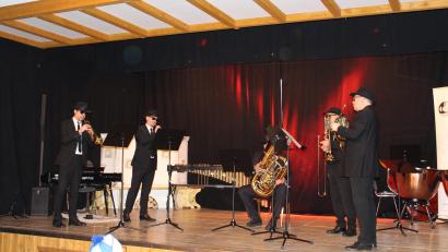 Bild: Scherr/exb
Passend zum Bluestitel „American Images“ tritt die Gruppe Chambrass beim Faschingskonzert der Musikschule im Blues-Brother-Stil auf.