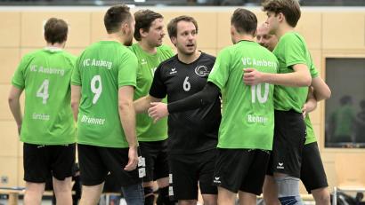 Archivbild: Hubert Ziegler
Spielertrainer Florian Birner (Mitte) spricht beim 3:2-Sieg gegen die VGF Marktredwitz mit seinen Spielern. Am Wochenende verloren die Volleyballer des VC DJK Amberg in München mit 1:3.