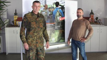 Bild: wro
Die Bundeswehr wird in Wiesau von Christian Miedl und Stabsfeldwebel Jürgen Liebald (von rechts) vertreten.