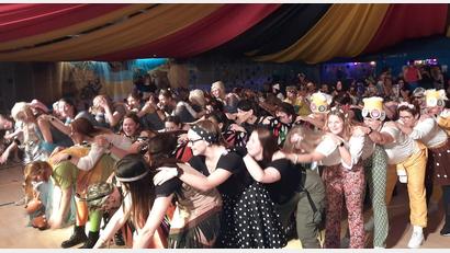 Bild: hm
Stimmung pur in der Landgraf-Ulrich-Halle: Auch beim "Bobfahren" geht es rund.
