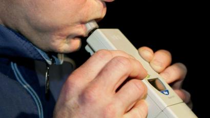 Symbolbild: Uli Deck/dpa
In der Nacht von Freitag auf Samstag kontrollierten Polizeibeamte in Weiden 38-Jährigen. Der Mann hatte zu viel Alkohol intus, um noch weiterfahren zu können.