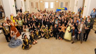 Bild: Rolf Poss/exb
Die karnevalistische Tanzsportgruppe aus Schwandorf wird bei ihrem Auftritt im Landtag gefeiert .