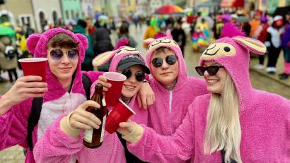Bild: Gabi Schönberger
Pink ist beautiful – auch im plüschigen Bärchen- und Hasenkostüm lässt sich’s gut feiern.