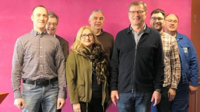 Bild: Martina Fröhler/exb
Dienstjubiläum: Andreas Schmid, Petra Wimmi und Johann Kraus (vordere Reihe von links) vom Zweckverband Müllverwertung Schwandorf