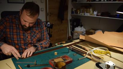 Bild: szl
Christian Ullrich aus Naab bei Bärnau ist leidenschaftlicher Lederhandwerker. Den Umgang mit dem natürlichen Rohstoff hat er sich selbst beigebracht.