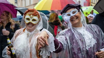 Bild: Harald Tittel/dpa
Narren auf dem Marktplatz in Wittlich an Weiberfastnacht. Auch am Rosenmontag kann es nass werden.