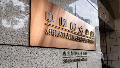 Bild: Katherine Cheng/dpa
Ein Gericht in Hongkong hat die Auflösung des mit umgerechnet mehr als 300 Milliarden Euro verschuldeten Immobilienkonzerns China Evergrande angeordnet.