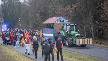 Bild: fz
Der Zug hat keine Bremse beim Kinderfasching in Irchenrieth vom Rathaus zum DJK-Sportheim.