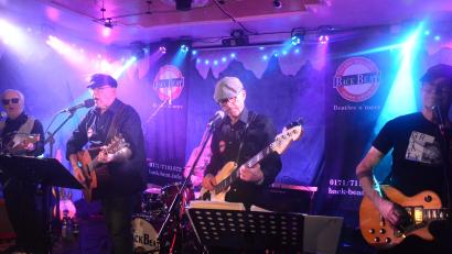 Bild: Kunz
"Back Beat" sorgen mit ihrer Musik im Parapluie für eine volle Tanzfläche.