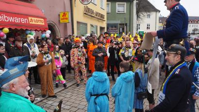 Bild: krb
Gendarm Haslbeck gibt die Mobilmachung zum Faschingszug von Neustadt/WN bekannt.