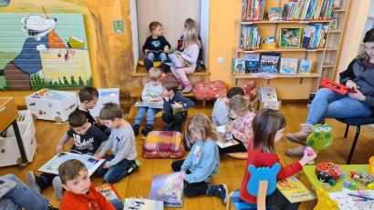 Bild: Gemeindebücherei Kulmain/exb
Die Vorschulkinder durften bei ihrem Besuch in der Gemeindebücherei auch nach Herzenslust schmökern.