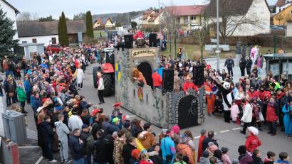Bild: Hirsch
Beim Steinberger Faschingszug sind die „Rummelfelser“ aus Fischbach immer mit dabei. Sie erinnern mit ihrer Trutzburg an die Belagerung der Ortschaft im Mittelalter,