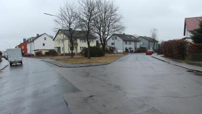 Bild: pi
Unter den Maßnahmen ist die Instandsetzung im Bereich der Kößlmühlstraße vom Kreuzungsbereich Fasanenweg bis zum Kreuzungsbereich Amselweg sowie von diesem Bereich ausgehend bis zum Abzweig Breslauer Straße.