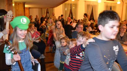 Bild: gi
Wolfgang Ziegler und die jungen Künstler ziehen mit einer Polonaise in den Rathaussaal ein.