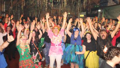 Bild: frd
Die Hände zum Himmel und lasst uns fröhlich sein: Beim Sportlerball herrscht ausgelassene Stimmung im Vereinsstodl in Pertolzhofen.