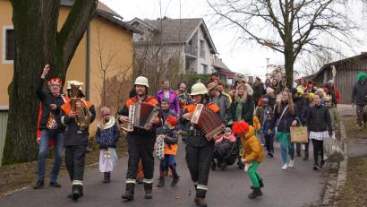 Bild: fvo
Die Albersriether "Feierwehrkapelln" zieht mit jungen Maschkerern, begleitet von seiner Majestät, König Thomas den Sächsischen (links) durchs Dorf.