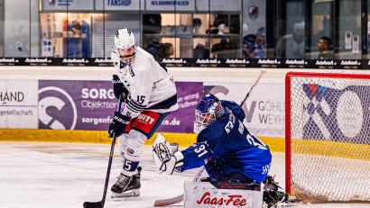 Archivbild: Werner Moller
Oberliga-Süd-Meister Blue Devils Weiden gewann am Sonntag das Top-Spiel beim Tabellenzweiten Heilbronner Falken mit 8:5. Fabian Voit (Szene aus dem ersten Spiel in Heilbronn vor dem Kasten von Goalie Patrick Berger) erzielte das 6:5.