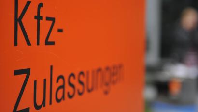 Symbolbild: Marc Müller picture alliance / dpa/Archivbild
In Weiden funktioniert seit längerem das Online Kfz-Zulassungsverfahren "i-Kfz" nicht. .