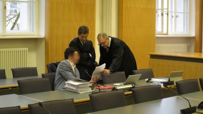 Bild: Franz Nopper
“Aus Rache und um sein Besitzrecht über die Ex-Frau auszuüben” soll der 33-jährige sie mit heißem Öl übergossen und lebensgefährlich verletzt haben. Die gemeinsamen Buben mussten dabei zusehen.