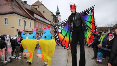 Bild: kro
Stelzengänger Wolfgang Rahm und zwei Clowns, die vermeintlich auf Händen gehen.