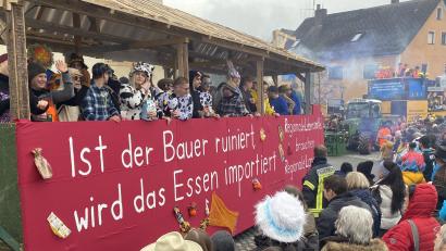Bild: dob
Der Katholische Burschenverein unterstützte die Landwirte aus der Region. „Ist der Bauer ruiniert, wird das Essen importiert. Bauerntod bringt Hungersnot“