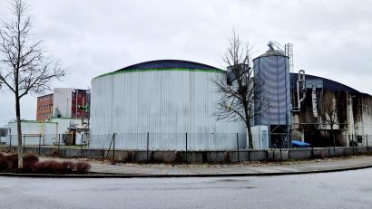 Bild: Dobler
In dieser Anlage in Schwandorf produzieren Bakterien aus nachwachsenden Rohstoffen Methan für den Naabtaler Grüngasring.
