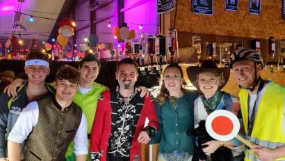 Bild: ndt
Das top-motivierte Barteam fiebert dem Startschuss zur Bar-Eröffnung entgegen.