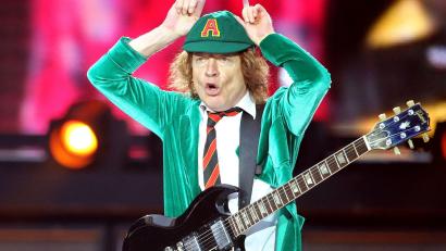 Bild: Jan Woitas/dpa-Zentralbild/dpa/Archivbild
AC/DC-Leadgitarrist Angus Young gestikuliert beim Konzert von AC/DC in der Red Bull Arena.