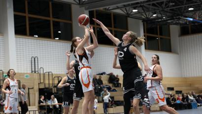 Bild: Dieter Jäschke
Katharina Anderle (am Ball) war auch in Nördlingen einer der Aktivposten bei den Regio-Frauen der DJK Neustadt/WN.