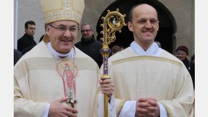 Archivbild: bph
Thomas Hösl (rechts), hier mit Bischof Rudolf Voderholzer, wird neuer Pfarrer in Schwarzenfeld.
