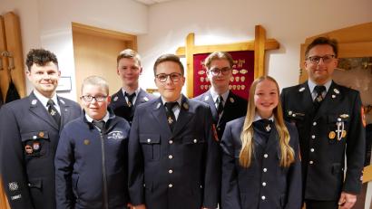 Bild: flm
Bei der Jugendfeuerwehr Waldsassen standen Neuwahlen an. Auf dem Bild (von links) Jugendwart Felix Kubitschek, Max Summer, Timo Saller, Leopold Tippmann, Jonathan Blessenberger, Milena Hauer und Kommandant Tobias Tippmann.