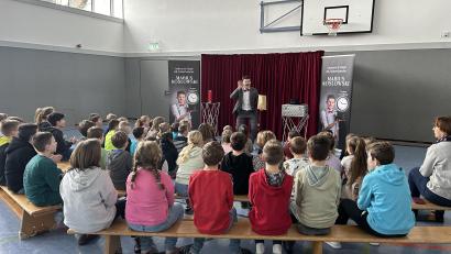 Bild: Grundschule Konnersreuth/exb
Eine Zaubershow mit Marius Koslowski erlebten kurz vor den Faschingsferien die Konnersreuther Grundschüler.