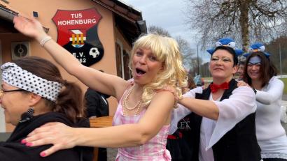 Bild: Heike Unger
Irgendwann hat das Sportheim die Krautkopfgäste in einer langen Polonaise auf die Straße ausgespuckt.