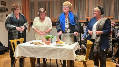 Bild: Kappl, Andreas [kap]
Der Frauenbund Neuhaus zeigt den Sketch „Die Bowle“.