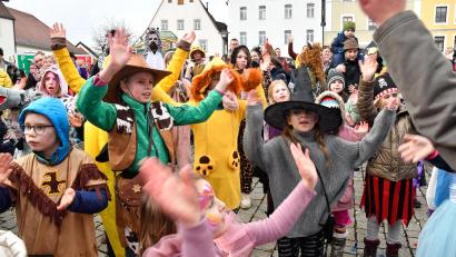 Bild: Petra Hartl
Die FG Knappnesia lockt mit ihrer Party am Nachmittag besonders die Kinder und Jugendlichen – am Abend geht es dann für die Älteren ab.