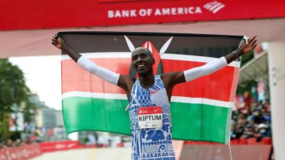 Bild: Eileen T. Meslar/Chicago Tribune via AP/dpa
Kelvin Kiptum aus Kenia feierte seinen Weltrekordsieg beim Chicago-Marathon.